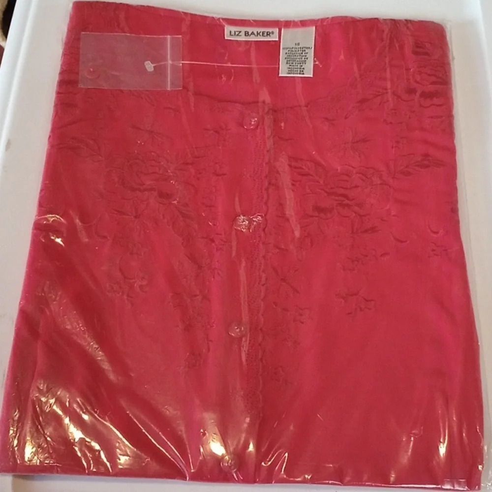 - Liz Baker size 16 red lace long sleeve shirt (ROX116)